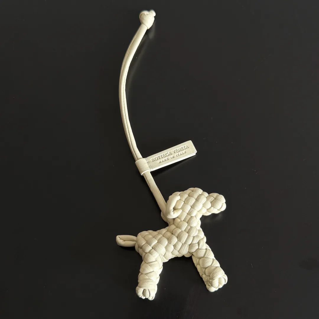 Batch 540 BOTTEGA VENETA2025 new puppy-shaped pendant braided puppy is now online😎The leather braided puppy-shaped pendant can be hung on any handbag, and it is as cute, delicate and colorful as it matches with a bag. Cute and cute, it will touch your heart at any time. It can be hung on bags or keychains. Who can resist such a cute puppy💓 Style number: 807068